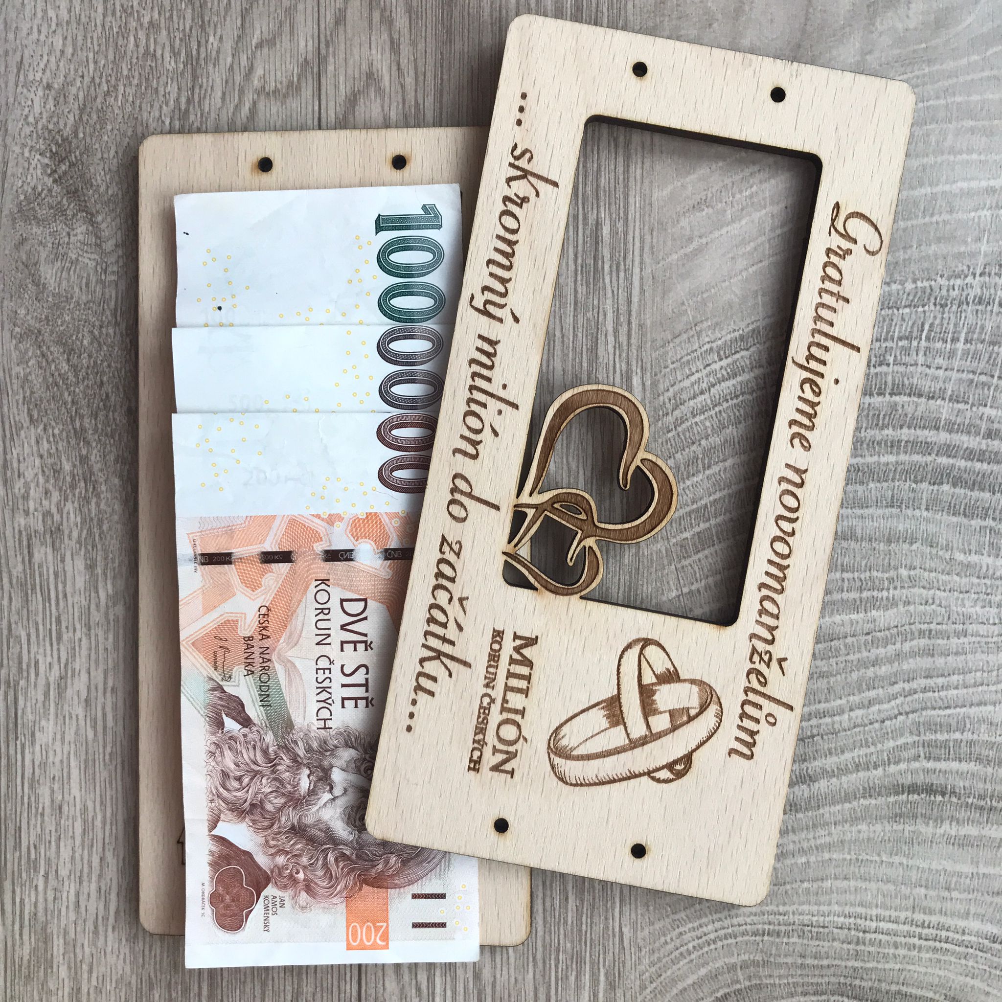 Ukázka vložení bankovek do svatebního dřevěného přání Milion korun